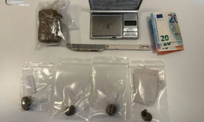 Blitz antidroga a Crema, spacciatore vende hashish nella propria abitazione: arrestato