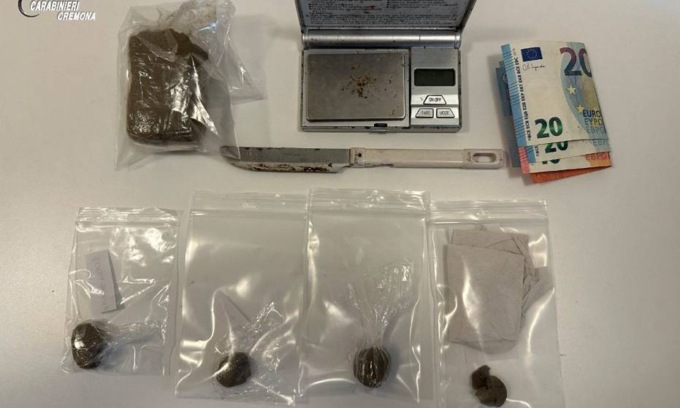 Blitz antidroga a Crema, spacciatore vende hashish nella propria abitazione: arrestato