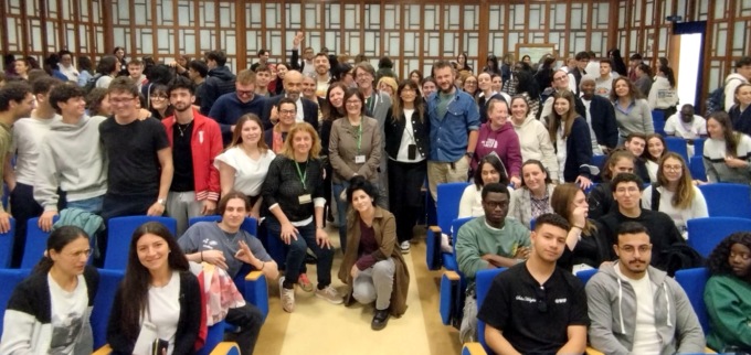 Gli studenti con il direttore Belleri