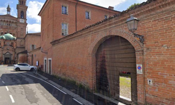 Vandali in azione a Cremona, in fiamme il portone dell’Istituto Agrario Stanga