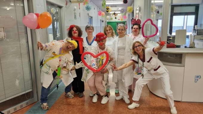 Tanti sorrisi e ascolto: i clown dell’associazione mantovana che aiutano i pazienti dell’Oglio Po