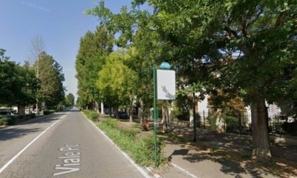 "Basta fare chiasso sul bus": disabile trascinato giù e pestato dal branco