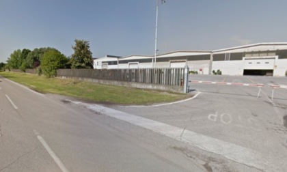 Rimane incastrato nella rulliera, elettricista 42enne trasportato in ospedale