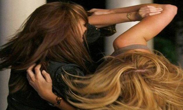 Lite tra mamme degenera davanti alla scuola primaria, 35enne finisce in ospedale