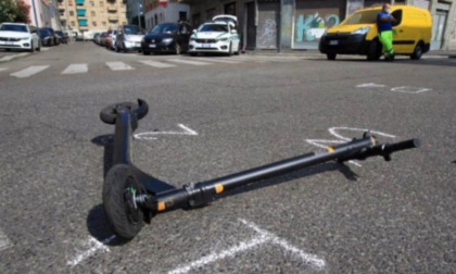 Si schianta contro l'auto con il monopattino, 30enne in ospedale in elisoccorso