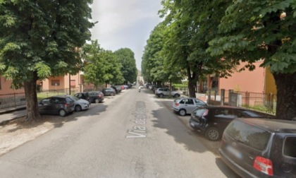 Cade dal quinto piano, soccorsa una 56enne in condizioni gravi
