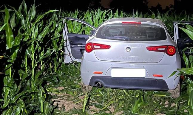 Inseguimento nella notte tra Pandino e Agnadello: ladri in fuga su un’auto rubata si dileguano nei campi