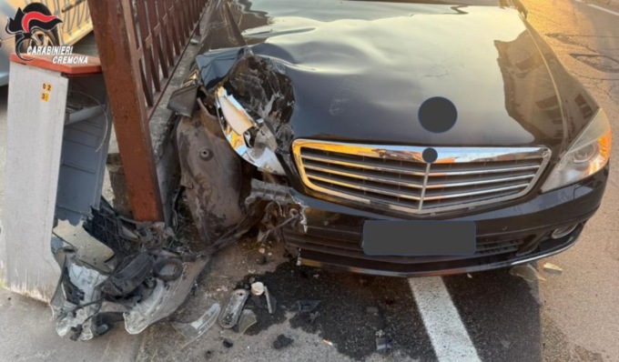 Ubriaco alla guida, abbatte un palo della luce e una colonnina telefonica