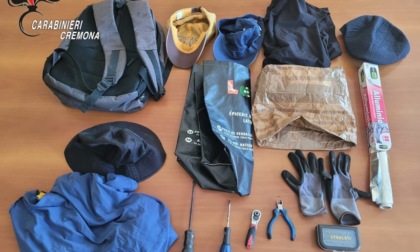 Controlli su strada: fermati tre uomini con strumenti da scasso e droga