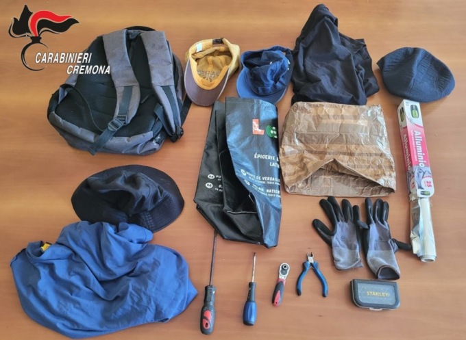Controlli su strada: fermati tre uomini con strumenti da scasso e droga