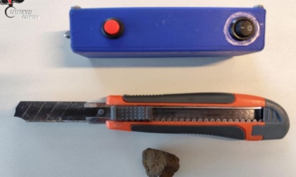 Senza documenti ma con uno storditore elettrico, un taglierino e hashish nel marsupio