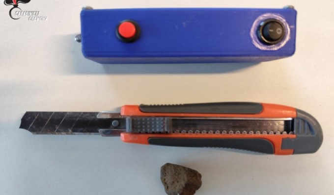 Senza documenti ma con uno storditore elettrico, un taglierino e hashish nel marsupio
