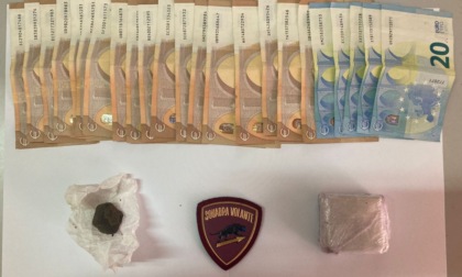 In cameretta hashish e 1000 euro in contanti: guai per un minorenne
