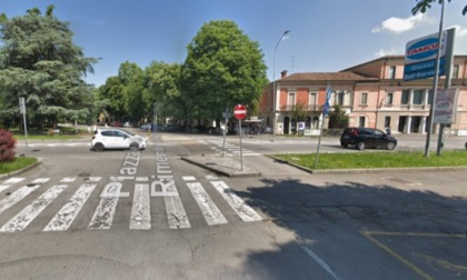 Investe un pedone sulle strisce pedonali e poi scappa, 63enne in ospedale