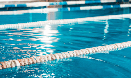 Grave malore in piscina: bimbo di 10 anni elitrasportato d’urgenza a Bergamo