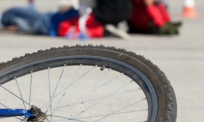 Manuele Casana perde la vita, travolto da un'auto mentre tornava a casa in bicicletta: caccia al pirata