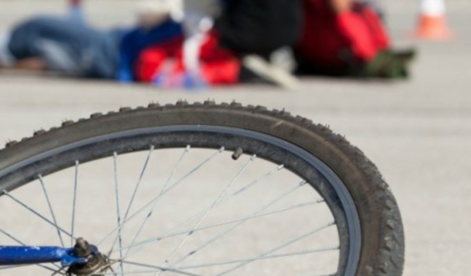 Ciclista investito durante un sorpasso a Madignano: grave un 22enne