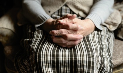 Al culmine di una violenta lite, aggredisce il padre e l'anziana nonna