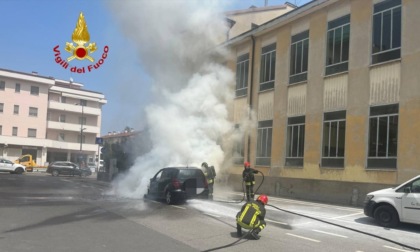 Un'auto si incendia in via Dritta, le fiamme partite dal cofano dopo l'accensione