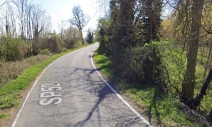Finisce in un fosso per evitare un animale, 20enne trasportato in ospedale