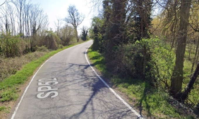 Finisce in un fosso per evitare un animale, 20enne trasportato in ospedale