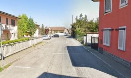Perde il controllo della microcar e si schianta contro il marciapiede: due feriti ad Agnadello