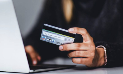 Acquista ricambi per l'auto online, ma era un sito fake: truffatore 47enne denunciato