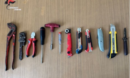 Durante il controllo dallo zaino spuntano diversi arnesi da scasso: 36enne denunciato