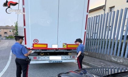 Scoperto con rimorchio rubato: denunciato 34enne per ricettazione