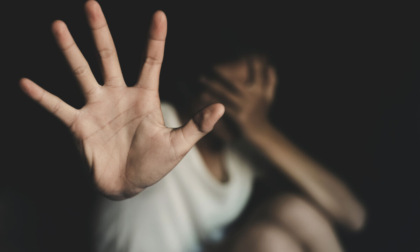 Picchia la compagna per un anno e quando lei lo lascia inizia a stalkerarla