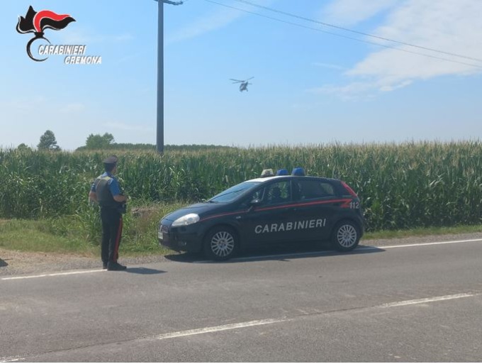 Fuga in auto dopo tentato furto: inseguimento a Castelleone anche in elicottero