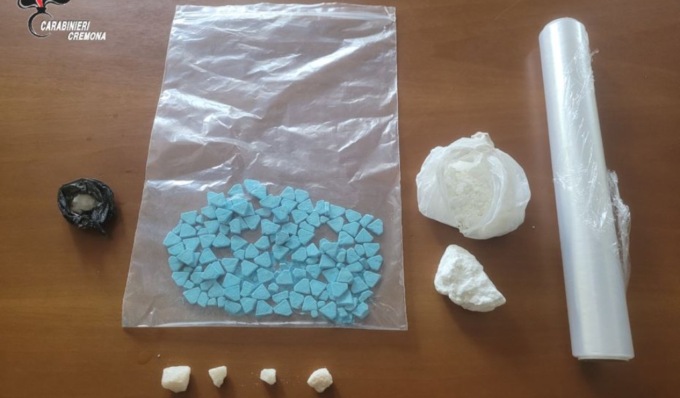 Intervengono per schiamazzi notturni e scoprono un gran quantitativo di droga
