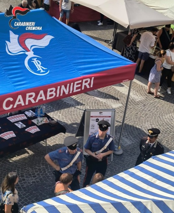 Il gazebo allestito dai carabinieri in centro a Castelleone