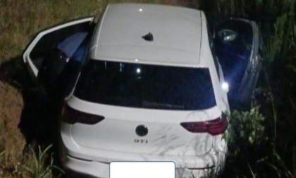 Inseguimento sulla SP415: auto sospetta finisce in un canale, ladri in fuga a piedi