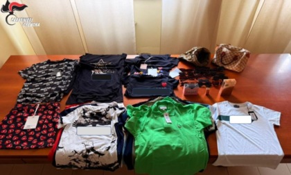 Capi firmati, profumi, occhiali e una borsa schermata nascosti nel bagagliaio dell'auto