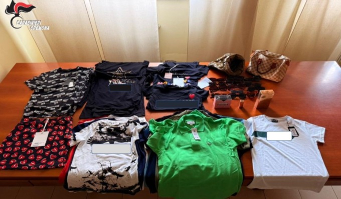 Capi firmati, profumi, occhiali e una borsa schermata nascosti nel bagagliaio dell’auto