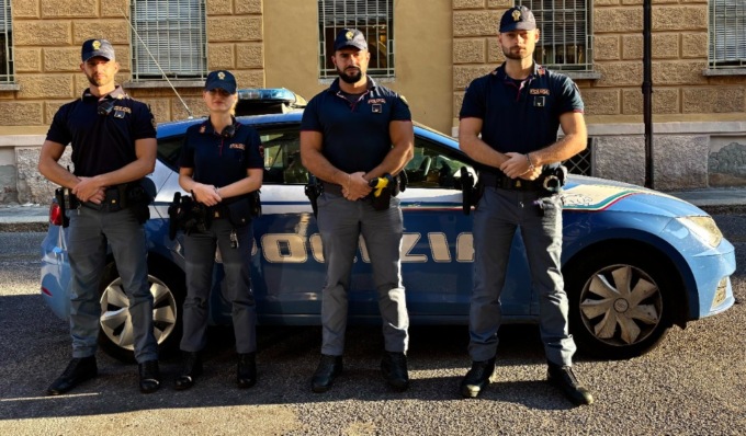Vuole farla finita lanciandosi dal quarto piano, giovane donna salvata in extremis