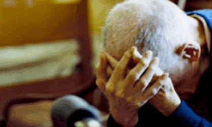 Maltratta l'anziano padre: allontanamento da casa e braccialetto elettronico