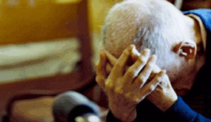 Maltratta l’anziano padre: allontanamento da casa e braccialetto elettronico