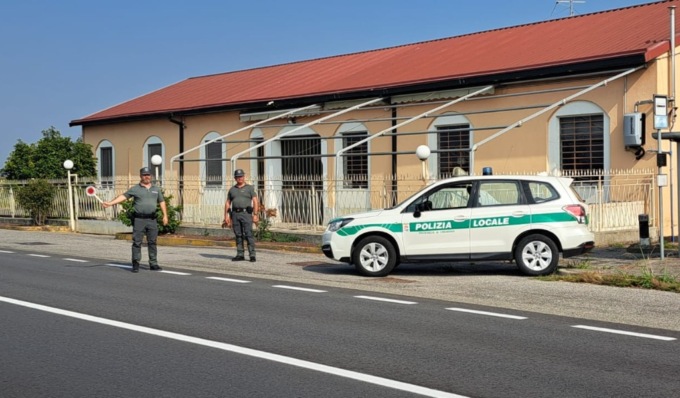 Senza patente né assicurazione, bloccato 44enne dopo inseguimento ad alta velocità