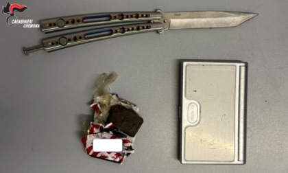 In giro di notte in auto con droga e un coltello di 23 centimetri