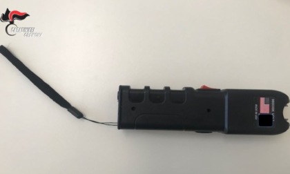 Durante il controllo in auto spunta uno storditore elettrico: 52enne denunciato