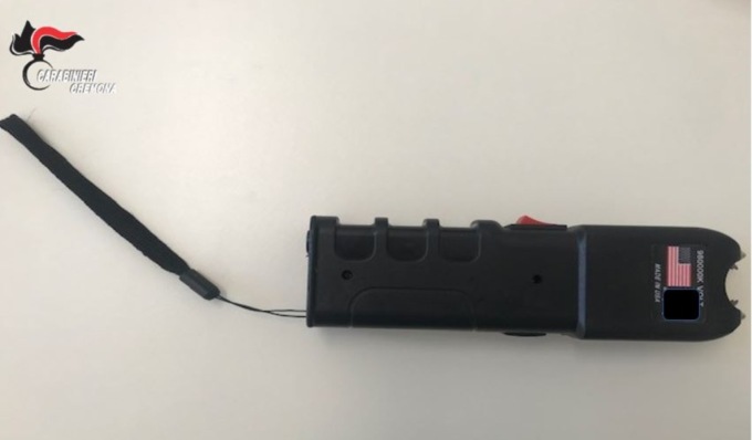 Durante il controllo in auto spunta uno storditore elettrico: 52enne denunciato