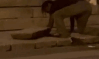 Completamente ubriaco rimuove un lastrone e scava in piazza del Comune: "La pavimentazione andava sistemata"