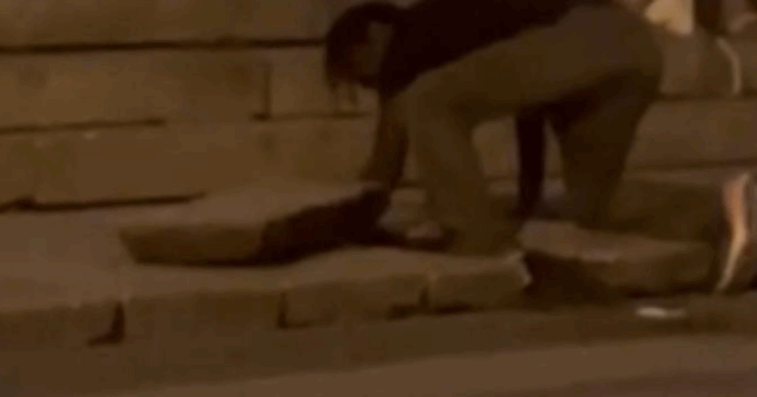 Completamente ubriaco rimuove un lastrone e scava in piazza del Comune: “La pavimentazione andava sistemata”