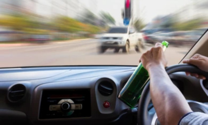 Si ribalta con l’auto a Cremona e rifiuta l’alcoltest, 61enne denunciato