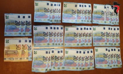 Fermati con oltre mille euro di banconote false: due giovani finiscono nei guai
