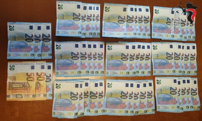 Fermati con oltre mille euro di banconote false: due giovani finiscono nei guai
