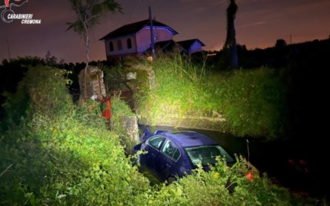 Finisce con l’auto nel canale, 29enne alla guida con tasso tre volte oltre il limite