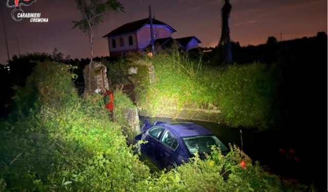 Finisce con l’auto nel canale, 29enne alla guida con tasso tre volte oltre il limite